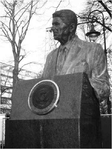 Reagan statue in Warsaw erected by Solidarnosc created reactionary government 